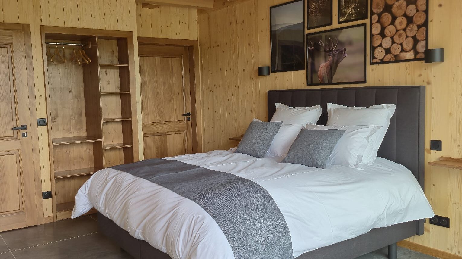 Chambre grise des Gîtes aux Mélèzes de Xavier