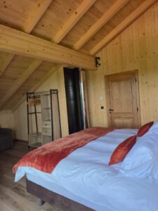Chambre orange des Gîtes aux Mélèzes de Xavier
