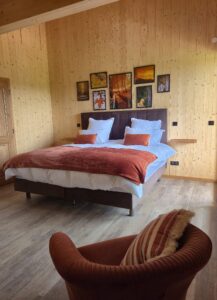 Chambre orange des Gîtes aux Mélèzes de Xavier