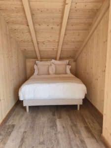 Chambre blanche des Gîtes aux Mélèzes de Xavier