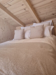 Chambre blanche des Gîtes aux Mélèzes de Xavier