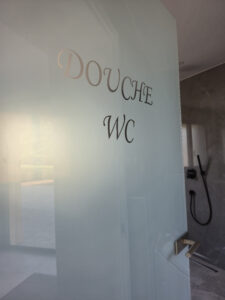 Porte douche & WC Gîtes aux Mélèzes de Xavier