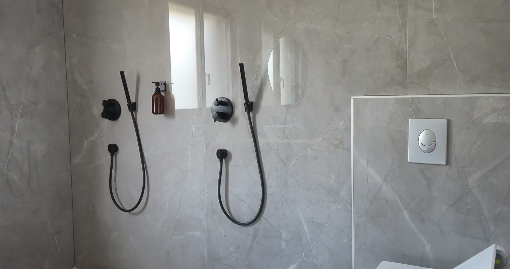 Douches de l'espace détente des Gîtes aux Mélèzes de Xavier